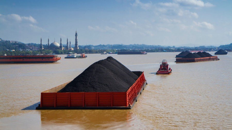 batubara diangkut dengan tongkang di sungai Mahakam, Samarinda, Kalimantan Timur, Indonesia. Adobe Stock/ibenk88 