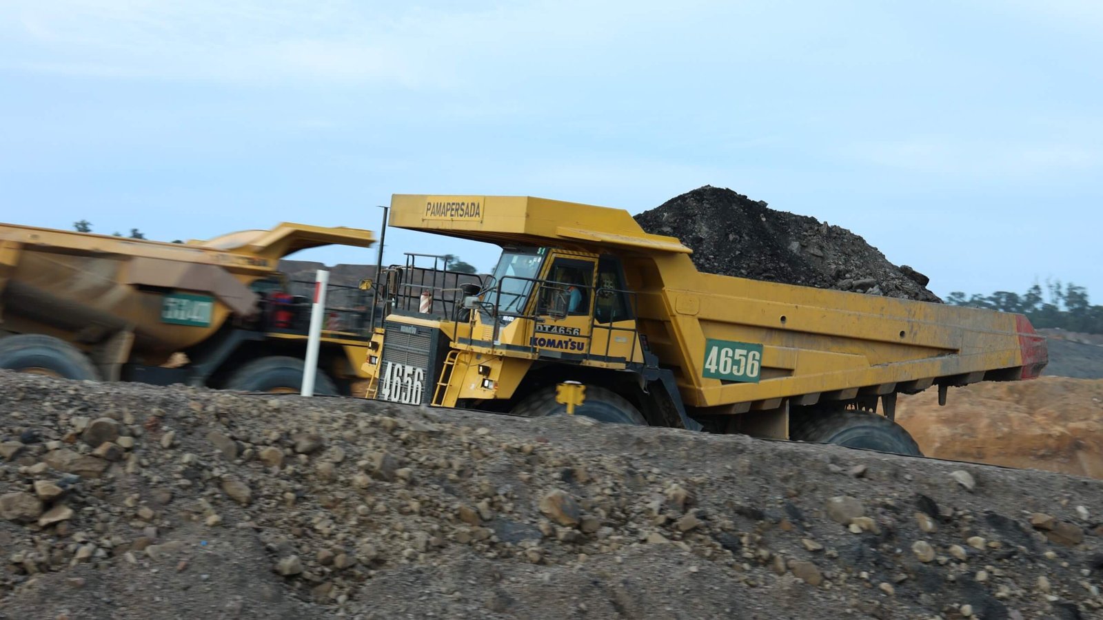Dump truck sedang membawa batubara di lokasi penambangan. Sumber : Humas Minerba